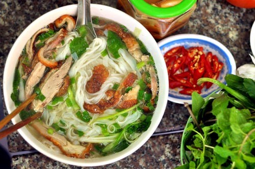 Суп «Фо» с зажаренной на вертеле уткой- Квинтэссеция вьетнамской провинции Лангшон - ảnh 1